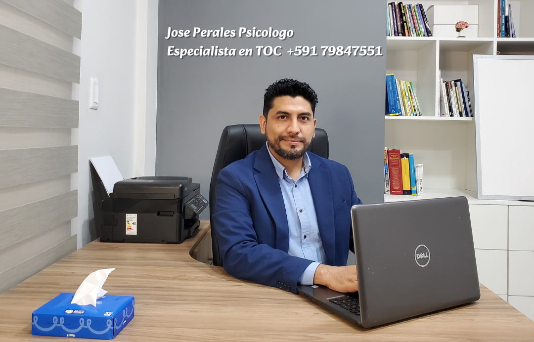Jose Perales Psicologo trabajando en su consultorio